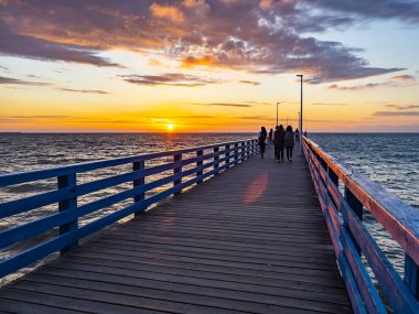 Gün batımında ufuk çizgisi olan deniz manzarası. Doğa arkaplanı