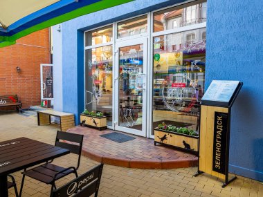 Zelenogradsk, Rusya, 28 Haziran 2021. Kurortniy Bulvarı 'nın mimari topluluğu. Sokak Kafe Masaları