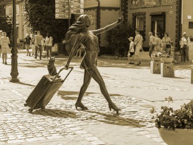 Zelenogradsk, Rusya, 28 Haziran 2021. Kurortniy Bulvarı 'nın mimari topluluğu. Modern heykel