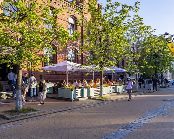 Selenogradsk Ryssland Juni 2021 Arkitektonisk Ensemble Kurortniy Avenue Gatucaféets Tabeller — Stockfoto