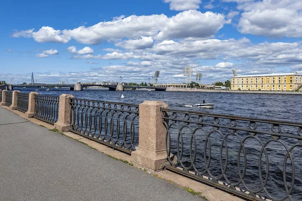 ロシアのサンクトペテルブルク 2021年7月23日 ネヴァ川の眺め 川に浮かぶ遊覧船 — ストック写真