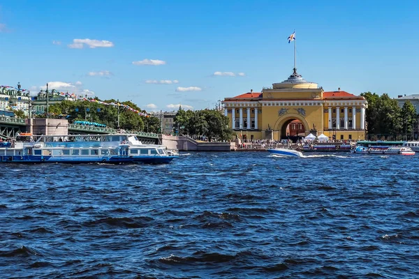 Petersburg Russland Juli 2021 Blick Auf Die Newa Vergnügungsboot Schwimmt — Stockfoto