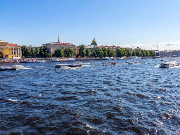 Petrohrad Rusko Července2021 Pohled Řeku Nevu Zábavný Člun Plave Řeky — Stock fotografie