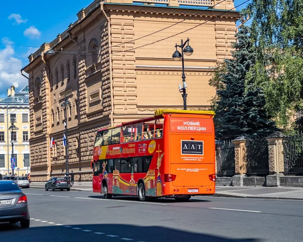 Petersburg Rusland Juli 2021 Rode Sightseeing Bus Reist Langs Straat — Stockfoto