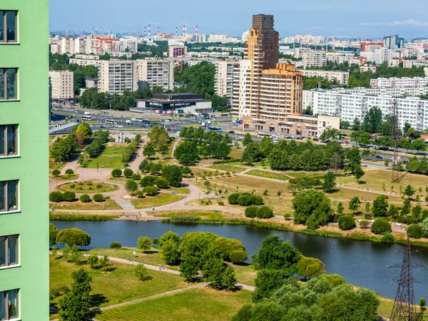 ロシアのサンクトペテルブルク 2021年7月23日 複数階建ての近代住宅 — ストック写真