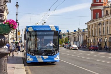 Saint Petersburg, Rusya, 24 Temmuz 2021. Otobüsün adı Nevsky prospect, şehrin ana caddesi.