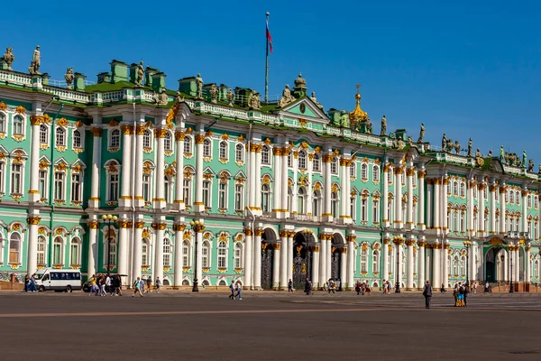 ロシアのサンクトペテルブルク 2021年7月23日 市内の主な観光スポットの一つは 国立エルミタージュ美術館 冬の宮殿の建物です — ストック写真