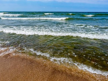 Ufuk çizgisi olan deniz manzarası. Doğa arkaplanı
