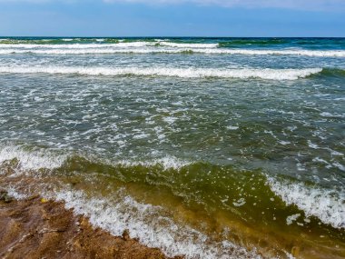 Ufuk çizgisi olan deniz manzarası. Doğa arkaplanı