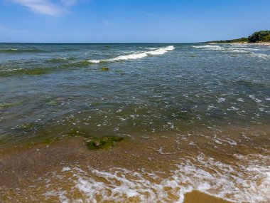 Ufuk çizgisi olan deniz manzarası. Doğa arkaplanı