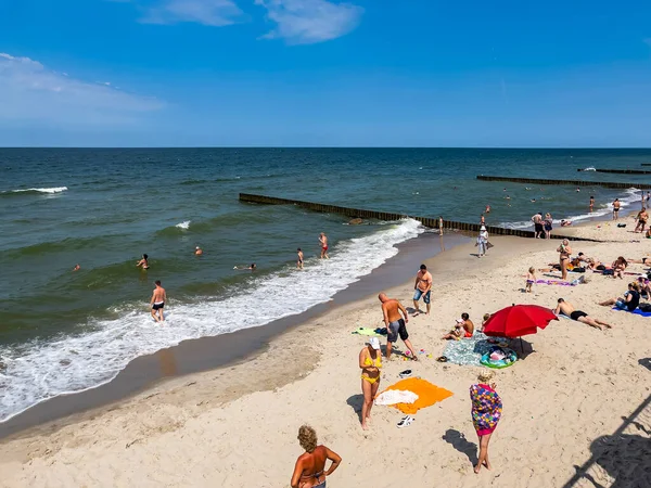 Zelenogradsk Russie Juin 2021 Les Gens Reposent Bronzent Sur Plage — Photo