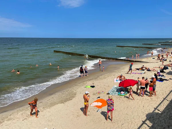 Zelenogradsk Russie Juin 2021 Les Gens Reposent Bronzent Sur Plage — Photo