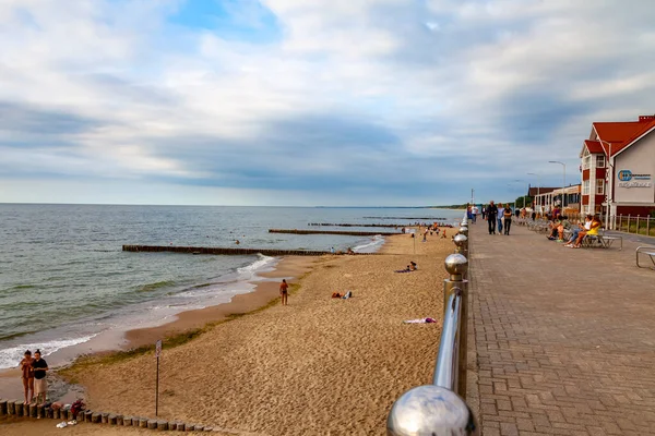 Zelenogradsk Russie Juin 2021 Les Gens Reposent Bronzent Sur Plage — Photo