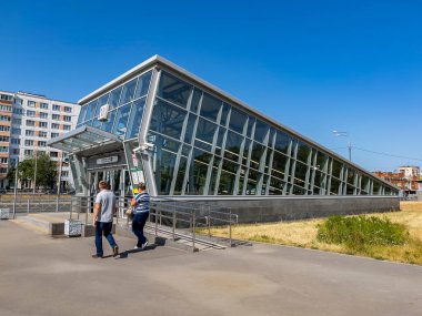 Saint Petersburg Rusya, 23 Temmuz 2021. İstasyona giriş Prospekt Slavy.