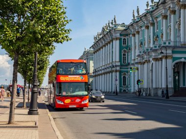 St. Petersburg, Rusya, 23 Temmuz 2021. Kırmızı gezi otobüsü şehir caddesi boyunca seyahat eder..