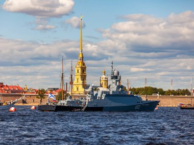 St. Petersburg, Rusya, 23 Temmuz 2021. Neva Nehri manzarası ve set. Savaş gemisi geçit törenini bekliyor.