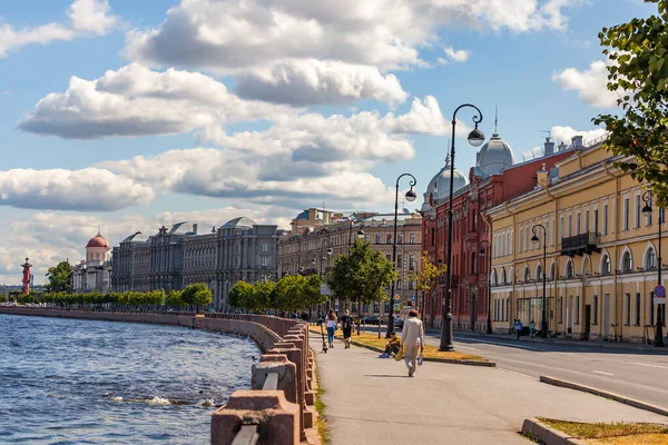 ロシアのサンクトペテルブルク 2021年7月23日 ネヴァ川と堤防の眺め 水の上の船 — ストック写真