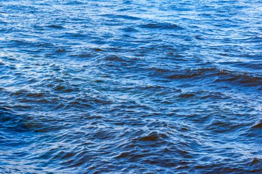 Deniz suyunun yüzeyi, kolay dalgalar, doğa arka planı.