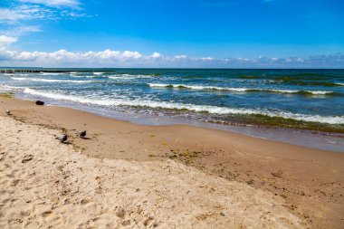 Ufuk çizgisi olan deniz manzarası. Doğa geri çekilmesi