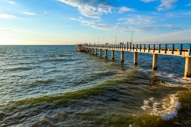 Ufuk çizgisi olan deniz manzarası. Doğa geri çekilmesi