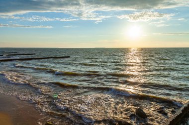 Gün batımında ufuk çizgisi olan deniz manzarası. Doğa arkaplanı