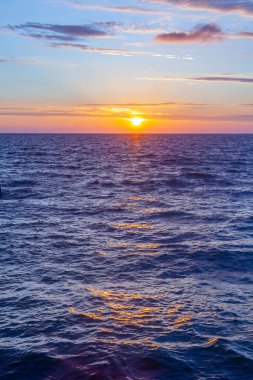 Gün batımında ufuk çizgisi olan deniz manzarası. Doğa arkaplanı