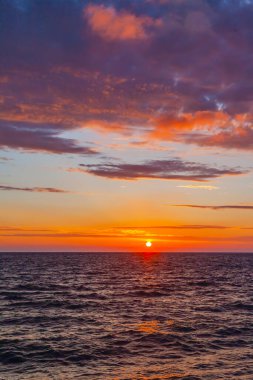 Gün batımında ufuk çizgisi olan deniz manzarası. Doğa arkaplanı