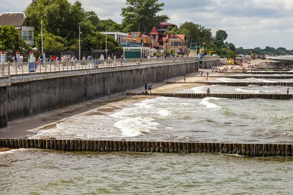 Selenogradsk Ryssland Juni 2021 Folk Vilar Och Går Längs Vallen — Stockfoto