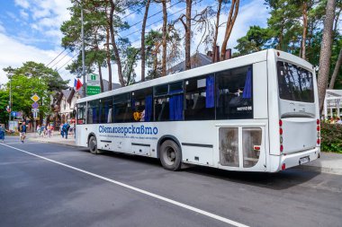 Svetlogorsk, Rusya, 24 Haziran 2021. Şehir caddesinde bölge otobüsü