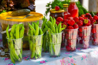 Marketin tezgahlarına çeşitli sebze ve meyveler serilir..
