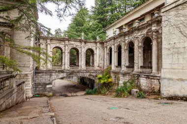 Sochi, Rusya, 13 Nisan 2021. Tarihi ve kültürel bir eser olan terk edilmiş Ordzhonikidze sanatoryumunun mimari topluluğu.