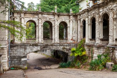 Sochi, Rusya, 13 Nisan 2021. Tarihi ve kültürel bir eser olan terk edilmiş Ordzhonikidze sanatoryumunun mimari topluluğu.