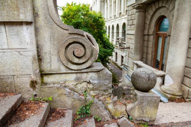 Sochi, Rusya, 13 Nisan 2021. Tarihi ve kültürel bir eser olan terk edilmiş Ordzhonikidze sanatoryumunun mimari topluluğu.