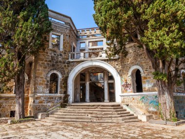 Sochi, Rusya, 14 Nisan 2021. Karadeniz kıyısında, tarihi ve kültürel bir dönüm noktası olan terk edilmiş eski bir kır evi (Albay Kvitko 'nun evi). Ön cephenin parçası