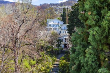Sochi, Rusya, 14 Nisan 2021. Karadeniz kıyısında, tarihi ve kültürel bir dönüm noktası olan terk edilmiş eski bir kır evi (Albay Kvitko 'nun evi). Kulübenin etrafına park et.