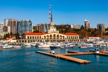 Sochi, Rusya, 12 Nisan 2021. Sochi Marina limanında yatlar