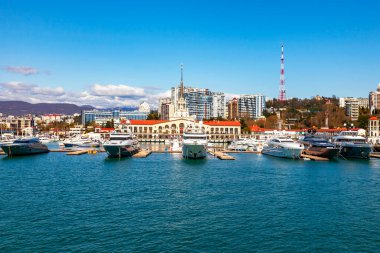 Sochi, Rusya, 12 Nisan 2021. Sochi Marina limanında yatlar