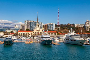 Sochi, Rusya, 12 Nisan 2021. Sochi Marina limanında yatlar