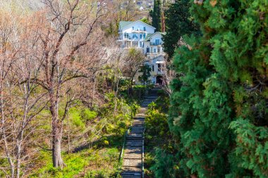 Sochi, Rusya, 14 Nisan 2021. Karadeniz kıyısında, tarihi ve kültürel bir dönüm noktası olan terk edilmiş eski bir kır evi (Albay Kvitko 'nun evi). Kulübenin etrafına park et.