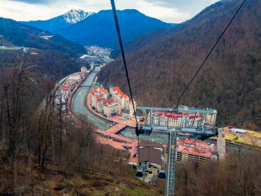 krasnaya polyana, Rusya, 15 Nisan 2021. Hareket eden bir füniküden dağların görüntüsü
