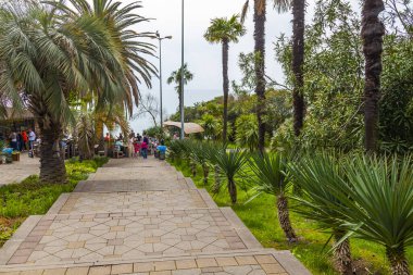 Sochi, Rusya, 18 Nisan 2021. Kıyıya doğru eski taş merdivenler