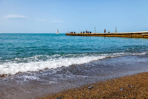 Sotschi Russland Menschen Fangen Fische Von Der Seebrücke Der Ferne — Stockfoto