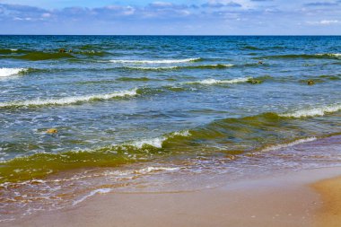 Ufuk çizgisi olan deniz manzarası. Doğa geri çekilmesi