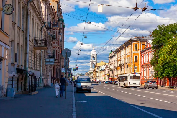 ロシアのサンクトペテルブルク 2021年7月24日 街の歴史的な部分でVasilievsky島の通りの眺め — ストック写真