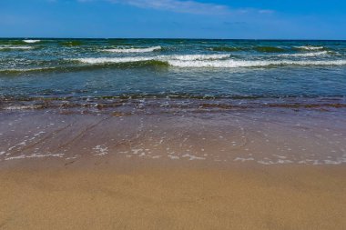 Ufuk çizgisi olan deniz manzarası. Doğa arkaplanı