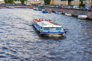 St. Petersburg, Rusya, 27 Temmuz 2021. Fontanka nehrinin manzarası ve onun pitoresk setleri. Zevk gemisi yelken açtı