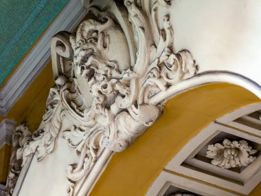 St. Petersburg, Rusya, 27 Temmuz 2021. Şehrin tarihi bölümünde, bir binanın ön cephesinin bir parçası..