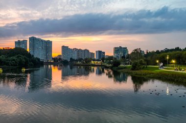 Pushkino, Rusya, 29 Ağustos 2021. Serebryanka nehrinin kıyısında çok katlı yeni binalar. Gün batımı zamanı