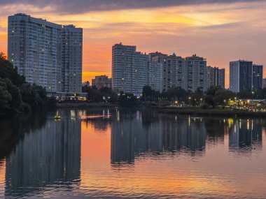 Pushkino, Rusya, 29 Ağustos 2021. Serebryanka nehrinin kıyısında çok katlı yeni binalar. Gün batımı zamanı