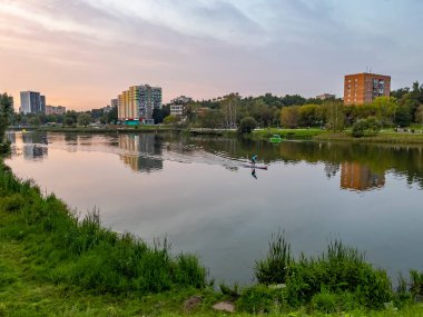 Pushkino, Rusya, 29 Ağustos 2021. Serebryanka nehrinin kıyısında çok katlı yeni binalar. Gün batımı zamanı